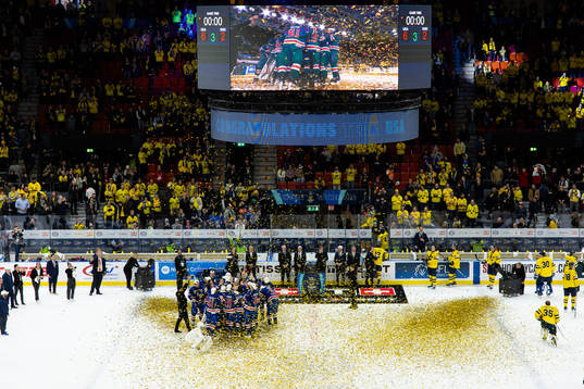 Players of USA celebrate with the trophy