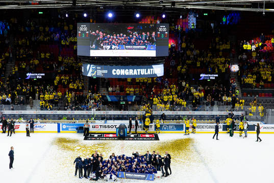 Players of USA celebrate with the trophy
