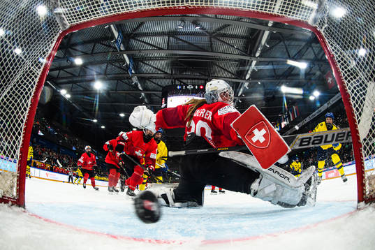 Bläddra bland fler bilder av 2024 IIHF U18 Women's World Championship, Day 1, Sweden - Switzerland