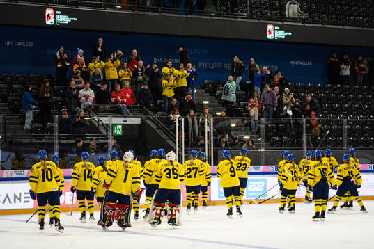 Players of Sweden thanks the audience