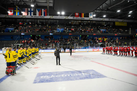 Players of Sweden and Switzerland