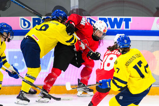 Evelina Arvidsson of Sweden and Laure Meriguet of