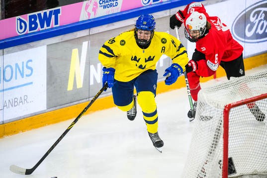 Linnea Natt och Dag of Sweden and Ivana Wey of Switzerland