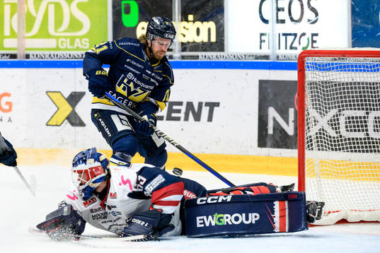 Linköpings målvakt Marcus Högberg och HV71s Mattias