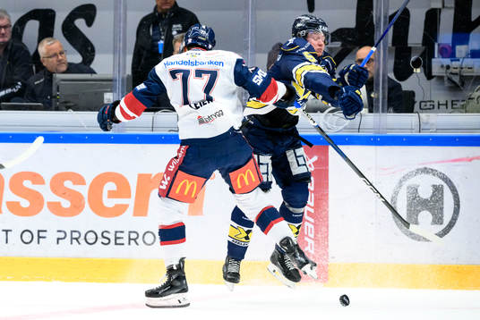 Linköpings Taylor Leier och HV71s Victor Sjöholm