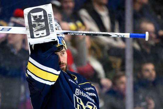HV71s målvakt Joni Ortio deppar