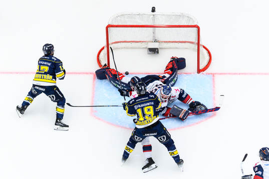 HV71s Isac Brännström gör 3-0 bakom Linköpings målvakt