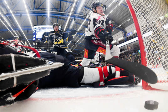 HV71s Isac Brännström (ej i bild) gör 3-0 och