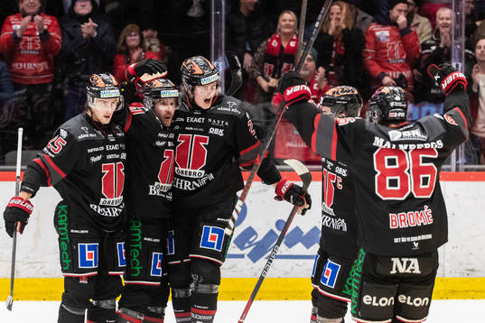 Örebros Ludvig Larsson jublar med lagkamrater