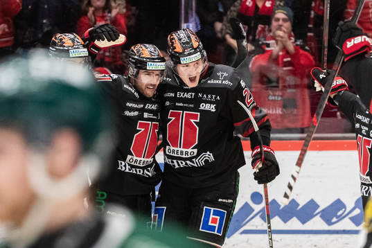 Örebros Ludvig Larsson jublar med lagkamrater