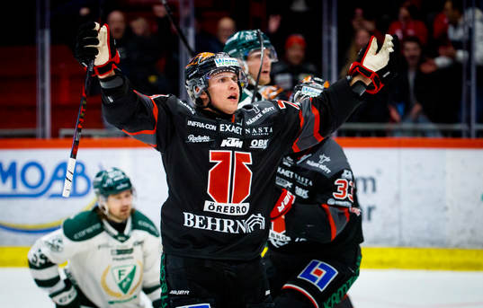 Örebros Oliver Eklind jublar vid 2-0