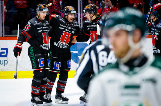 Örebros Ludvig Larsson jublar vid 1-0 med Philip Holm