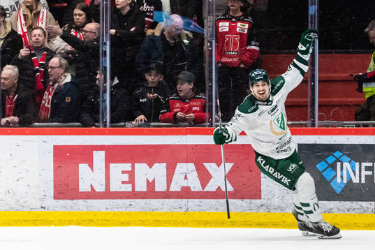 Färjestads David Tomasek jublar