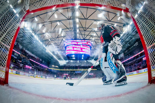 Örebros målvakt Jhonas Enroth deppar