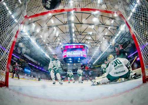 Örebros Ludvig Larsson gör 1-0 på Färjestads målvakt