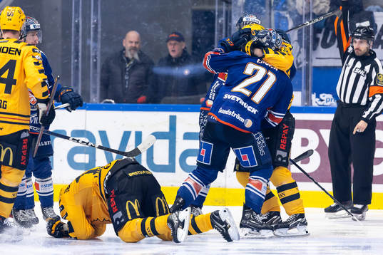 Irriterat mellan Växjös Brian Cooper och Skellefteås