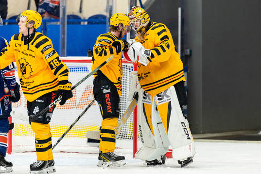 Skellefteås Jonathan Pudas och målvakt Linus Söderström