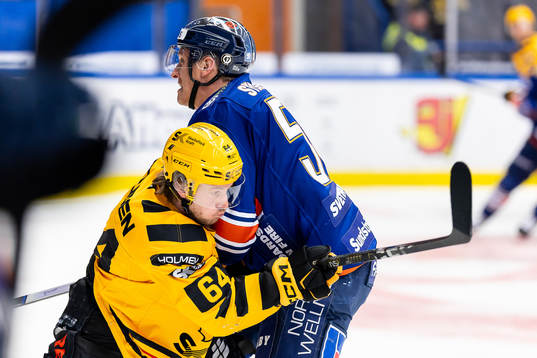 Skellefteås Jonathan Pudas tackla av Växjös Emil