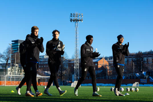 IFK Göteborgs Felix Eriksson, målvakt Elis Bishesari,