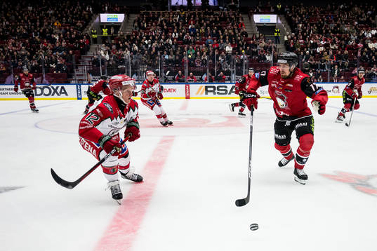 Frölundas Max Friberg och Malmö Redhawks Johan Ivarsson