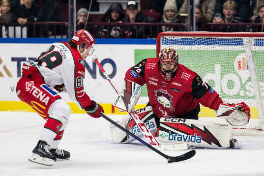 Frölundas Malte Strömwall och Malmö Redhawks Adam Ollas