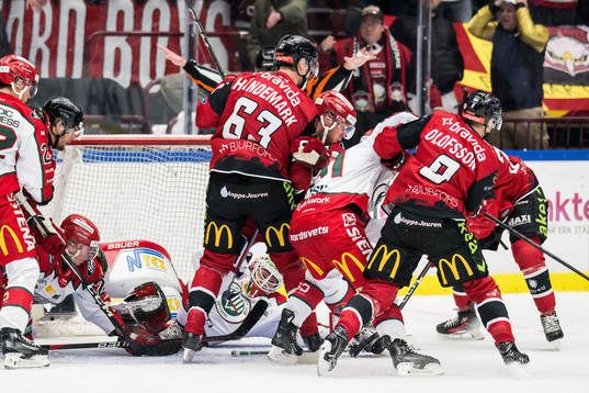 Malmö Redhawks Fredrik Händemark och Frölundas målvakt