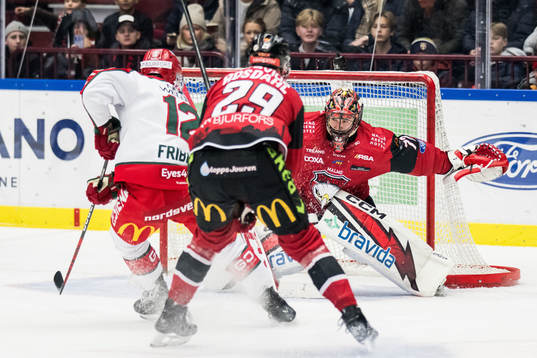 Frölundas Max Friberg och Malmö Redhawks målvakt Daniel