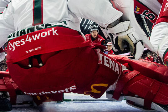 Malmö Redhawks Carl Persson oroar mot Frölundas målvakt