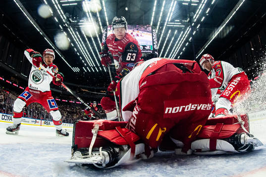 Malmö Redhawks Fredrik Händemark oroar mot Frölundas Max