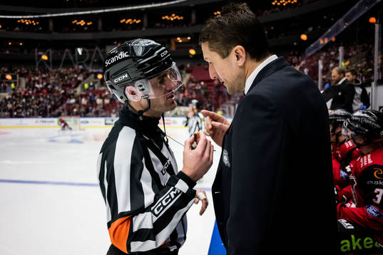 Domare Richard Magnusson och Malmö Redhawks tränare Tomas