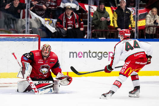 Frölundas Noah Dower Nilsson mot Malmö Redhawks målvakt