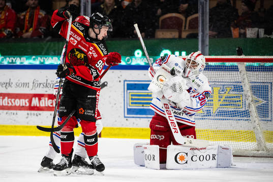 Luleås Pontus Andreasson och Timrås målvakt Jacob