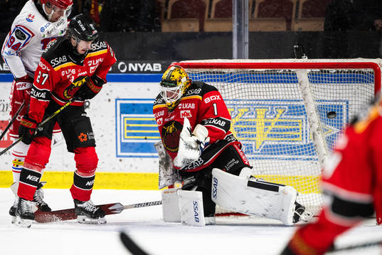 Timrås Albin Lundin (ej i bild) gör 0-3 bakom Luleås