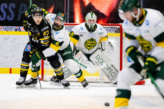 Björklövens Daniel Rahimi och målvakt Joona Voutilainen