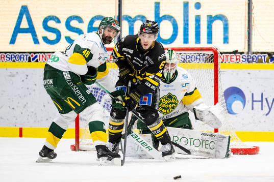 Björklövens Daniel Rahimi och målvakt Joona Voutilainen