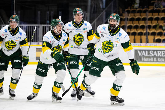 Björklövens spelare jublar med Daniel Rahimi