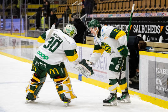 Björklövens målvakt Joona Voutilainen och Scott Pooley