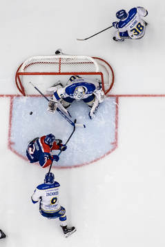 Oskarshamns Niclas Burström och Leksands målvakt Mantas
