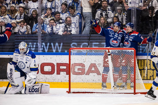 Oskarshamns Ahti Oksanen jublar