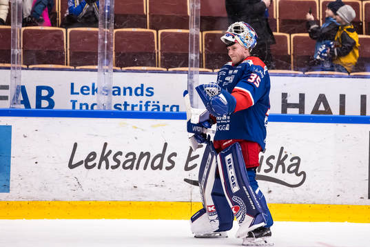 Oskarshamns målvakt Emil Kruse jublar