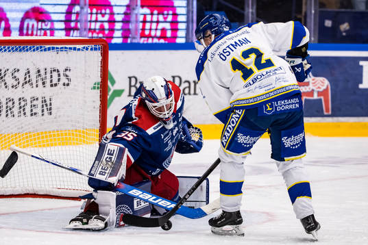 Oskarshamns målvakt Emil Kruse och Leksands Kalle Östman
