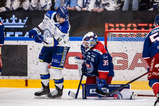 Leksands Jon Knuts och Oskarshamns målvakt Emil Kruse