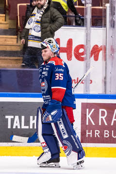 Oskarshamns målvakt Emil Kruse jublar