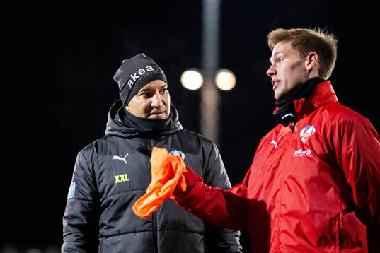 Tränare Kleber Saarenpää och Taylor Silverholt