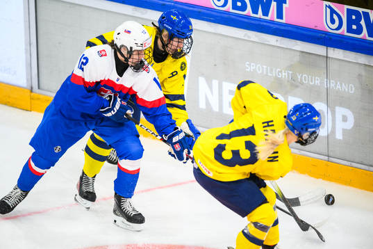 Nela Lopusanova of Slovakia and Linnea Natt och Dag of