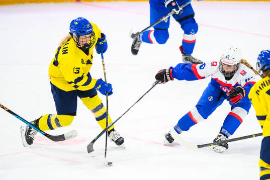 Mira Hallin of Sweden and Nikola Komlos of Slovakia