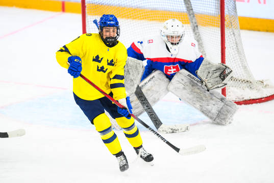 Moa Johannesson of Sweden and goaltender Livia Debnarova of