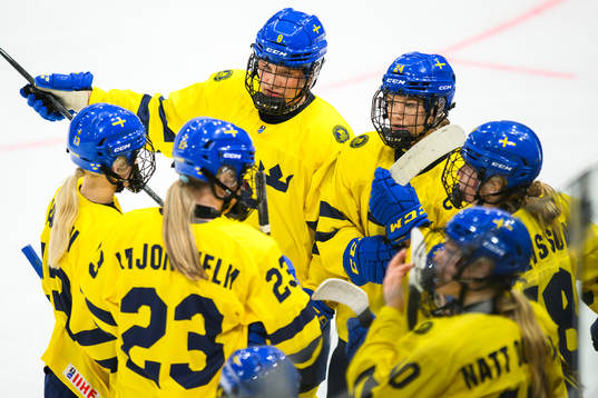 Jenna Raunio and Ebba Hedqvist of Sweden