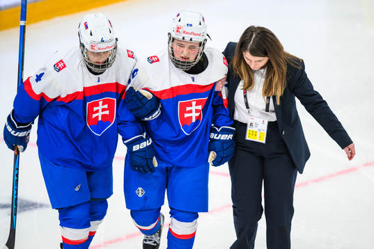 Hana Krakorova and Doctor Eva Balazi of Slovakia helps