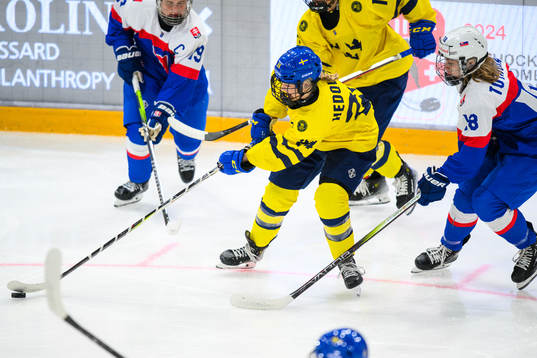 Ebba Hedqvist of Sweden and Ema Tothova of Slovakia